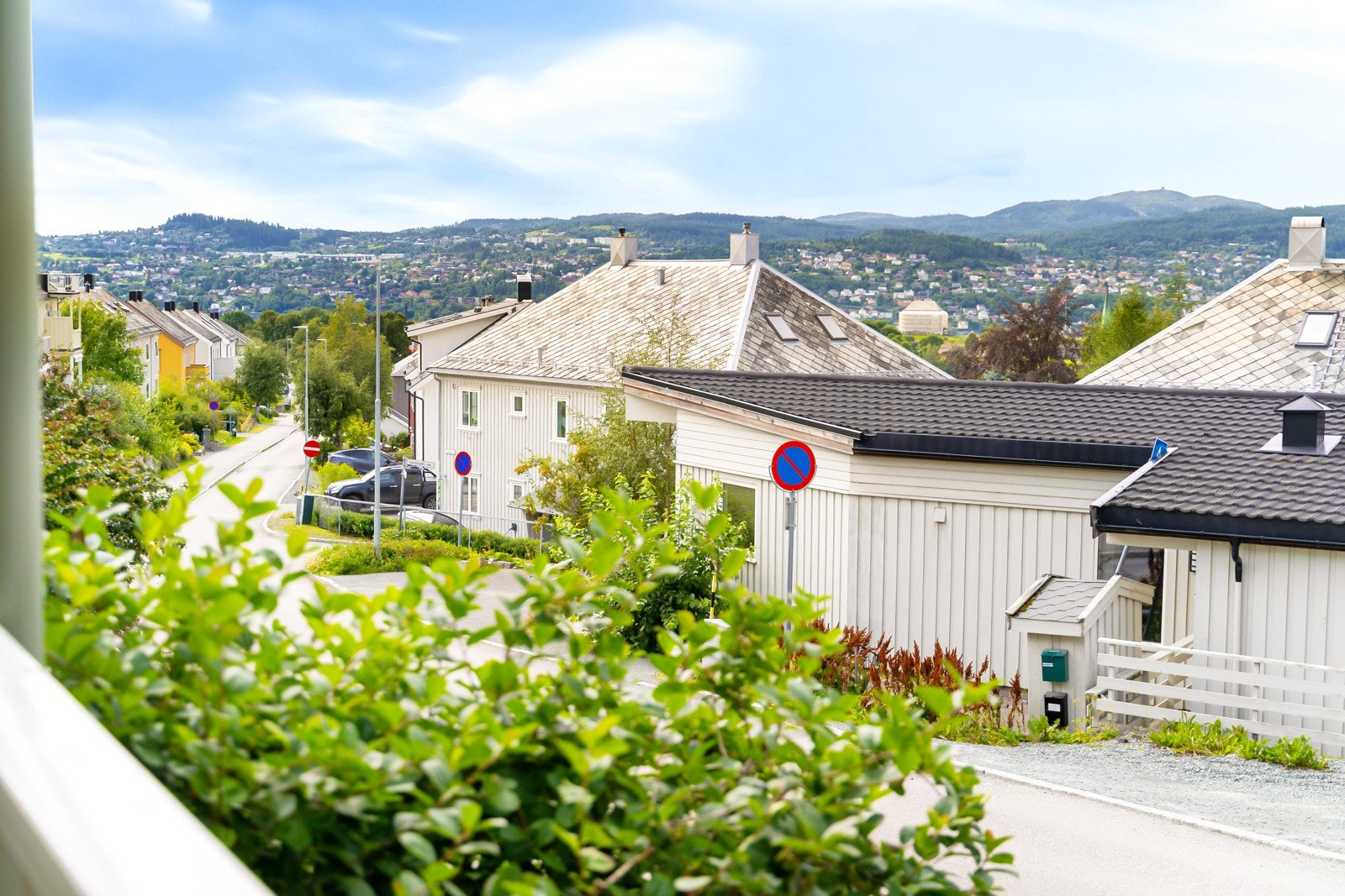 Balkongen har sol til langt utover kvelden. Galleribilde