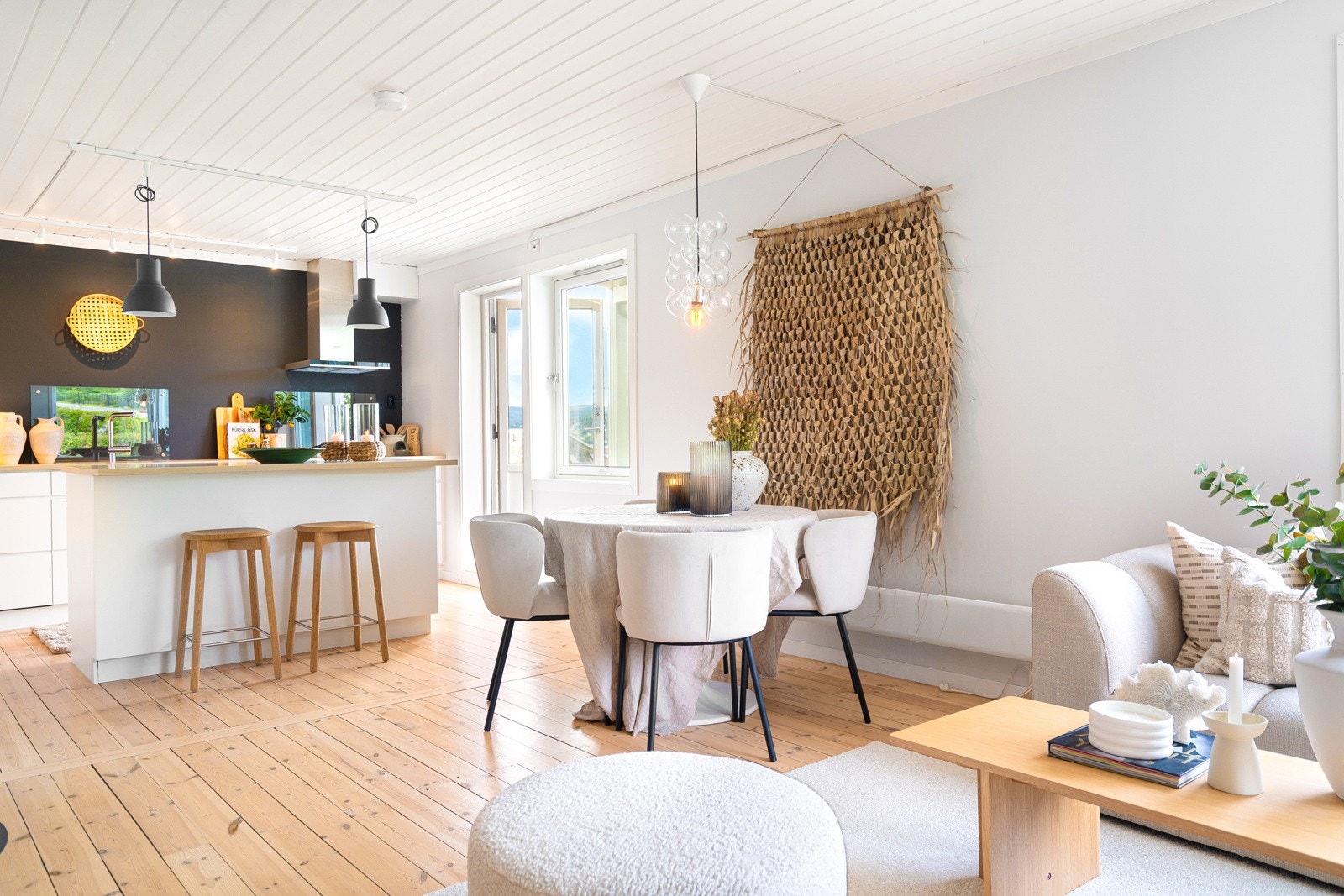 Stuen er naturlig inndelt i ulike brukssoner, og det passer utmerket å innrede med spisebord utenfor kjøkkenet. Galleribilde