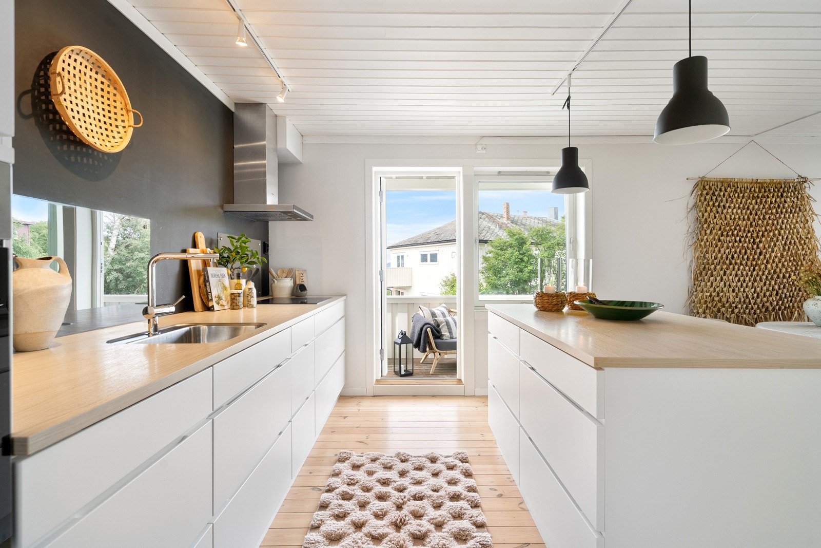 Lekkert kjøkken fra Kvik med integrerte hvitevarer som stekeovn, platetopp, oppvaskmaskin og kjøleskap med fryser. Galleribilde