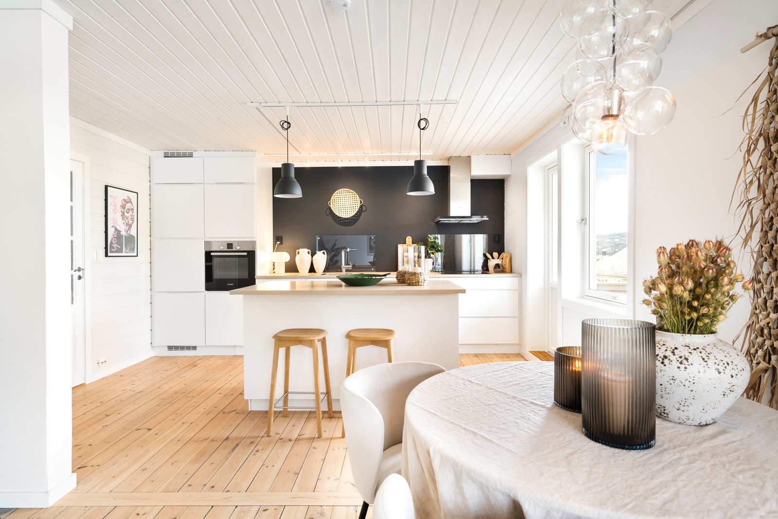 Stuen og kjøkkenet danner et åpent og lekkert allrom for både store og små. Galleribilde