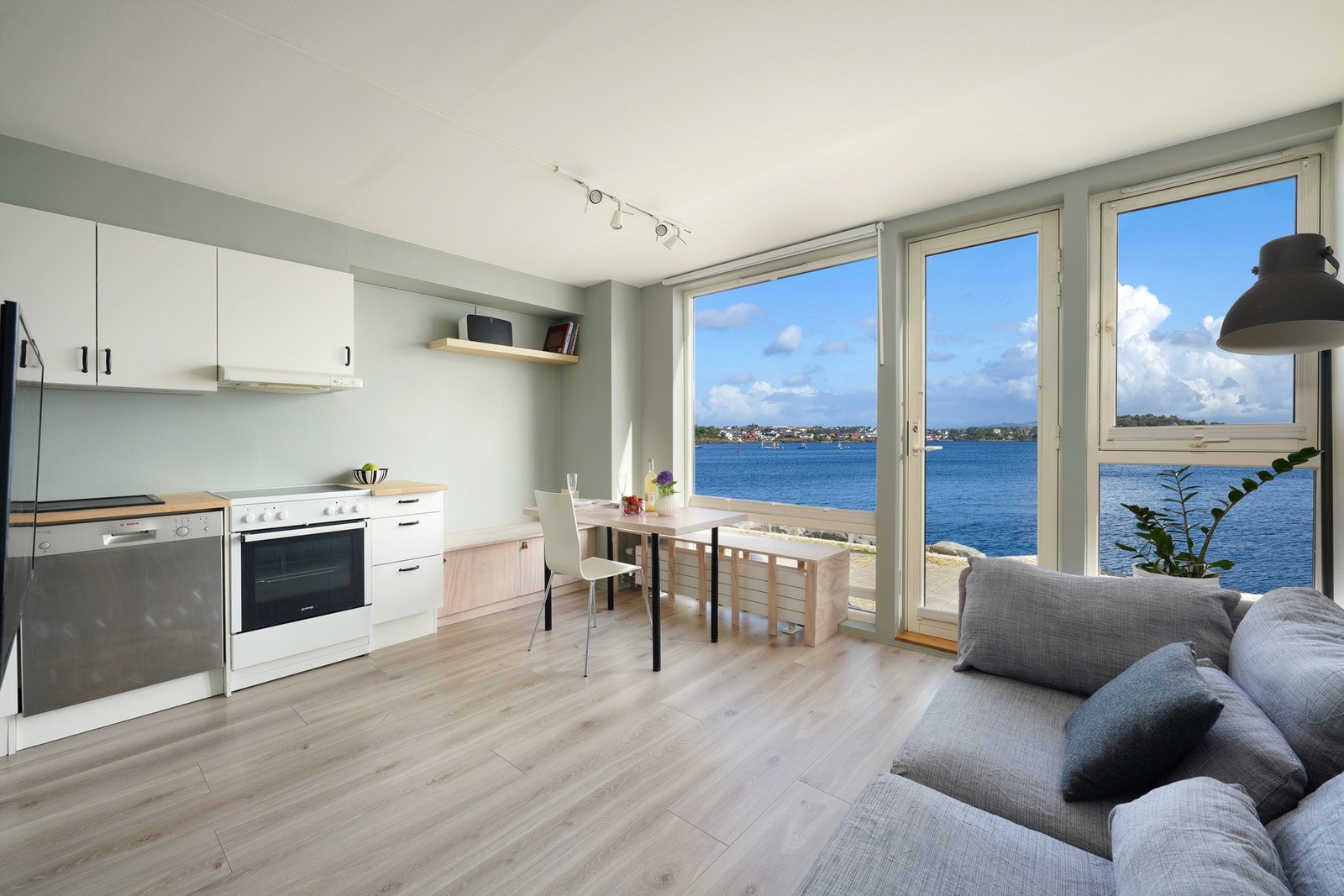 Panoramautsikt gjennom en "vegg av vinduer" mot sjøen og Ryfylke Galleribilde