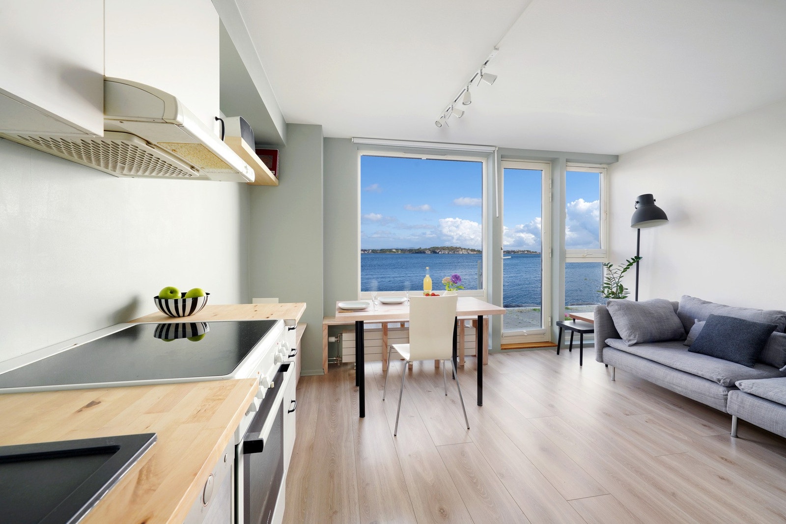 Her kan du gå rett ut terrassedøren og stå ved sjøkanten Galleribilde