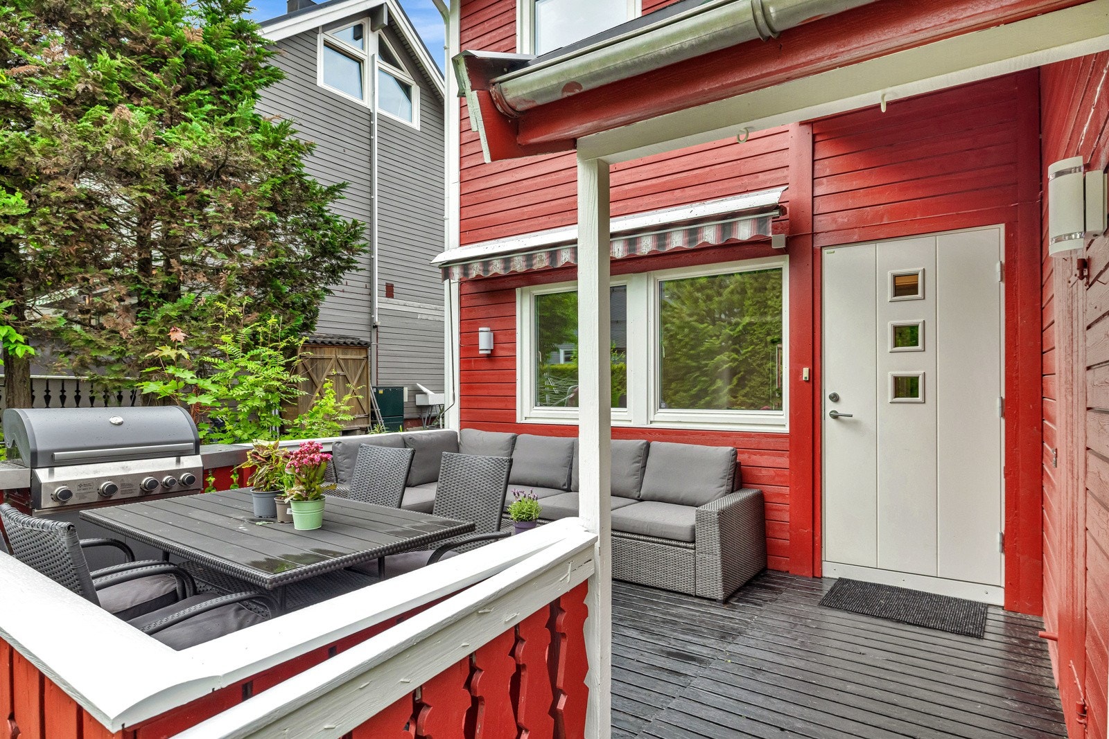 Sommerdagene nytes også på en terrasse ved inngangen, med ulike soner for familien Galleribilde