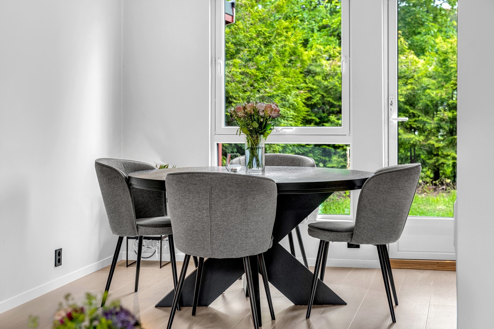 Det passer utmerket å innrede med spisebord ved kjøkkeninnredningen Galleribilde