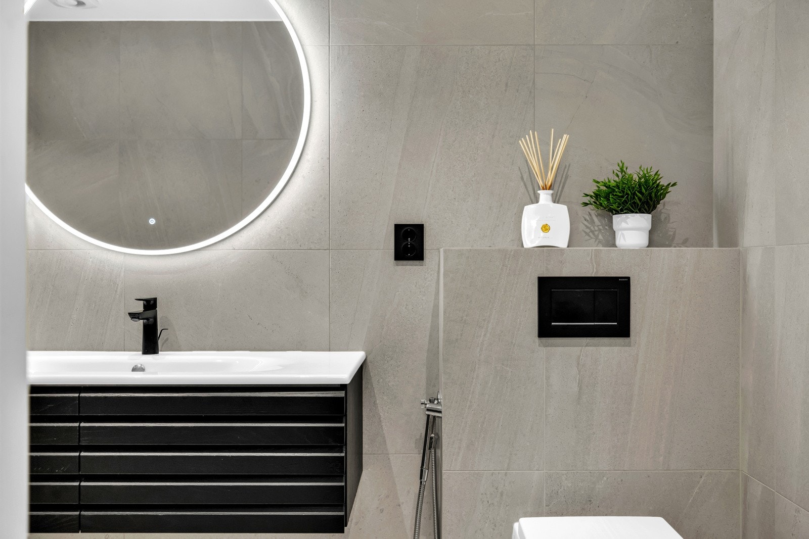 Varmekabler, led-downlights og vegghengt toalett er installert Galleribilde