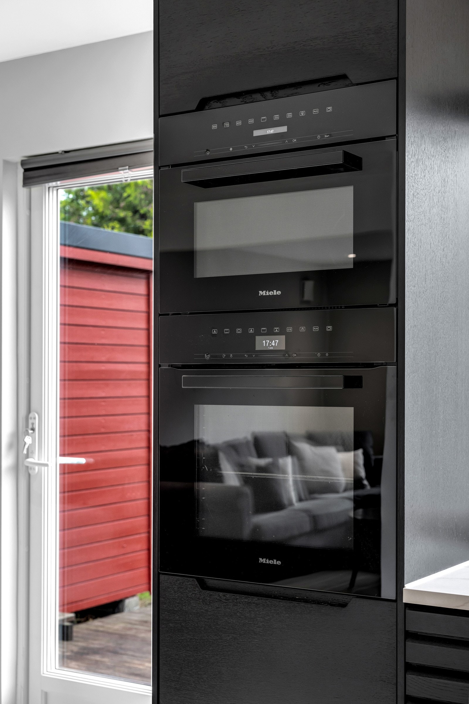 Ovnene er praktisk plassert i et høyskap Galleribilde