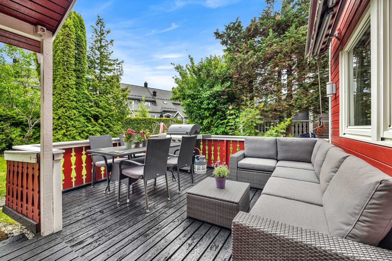 Uteplassen har belysning, markise og et areal på ca. 16 kvm Galleribilde