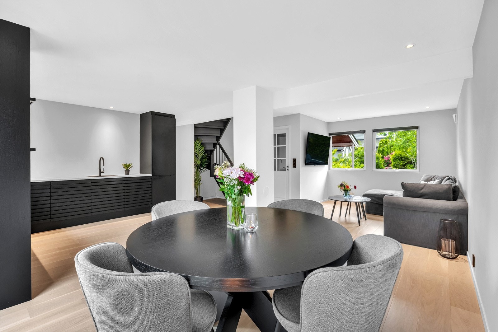 Dagslyset suppleres fint av downlights i deler av himlingen og på stuegulvet er det lagt lys 1-stavs parkett, som står godt til veggflater malt i en dus grånyanse Galleribilde