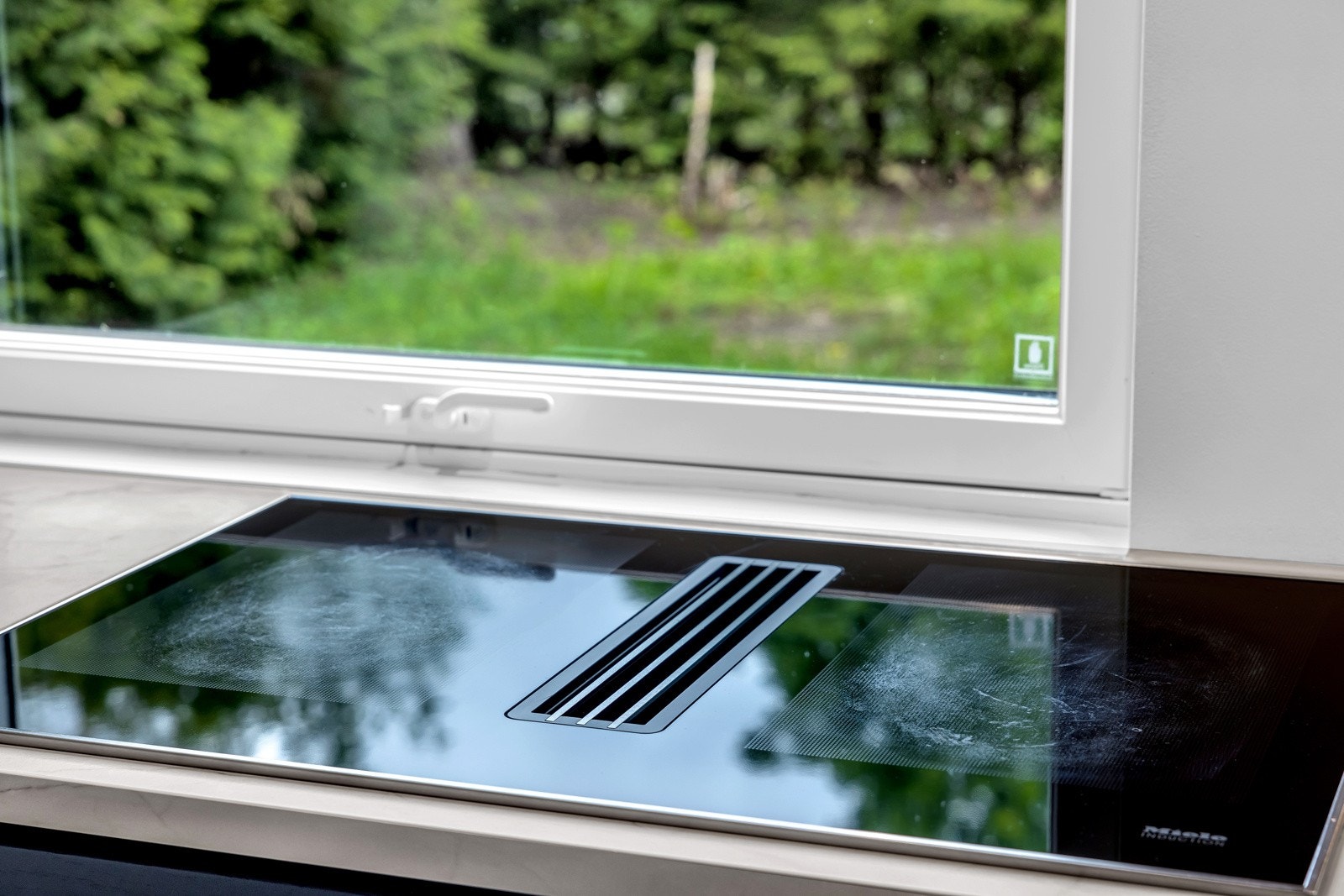 vVed kokesonen har kjøkkenet en integrert benkeventilator Galleribilde