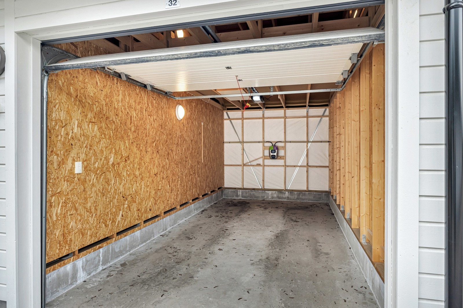 Det følger med egen garasje i felles rekke, med elbillader Galleribilde