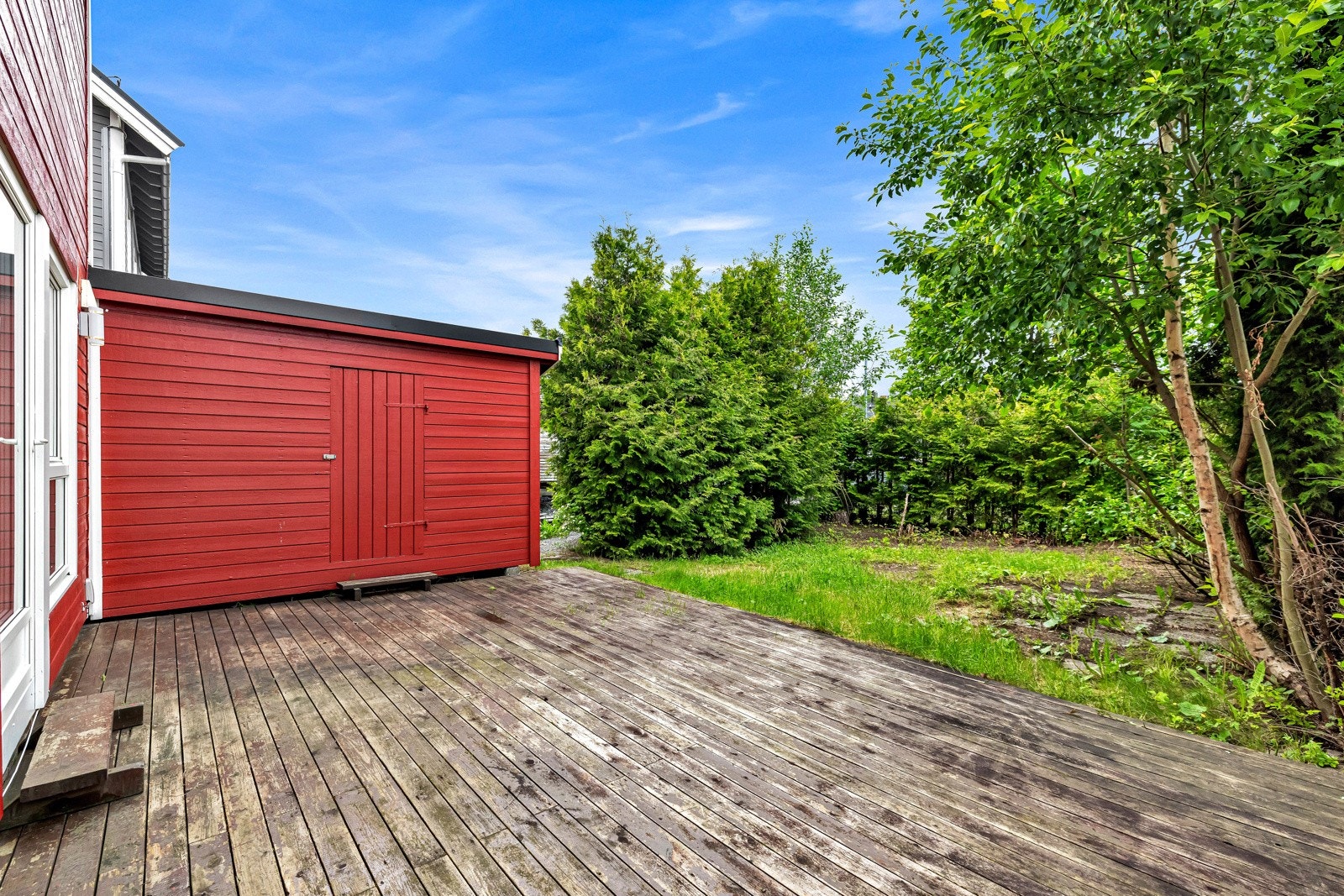 Fra stuen er det utgang til en markterrasse på ca. 25 kvm, med belysning, utestikk og vannkran Galleribilde