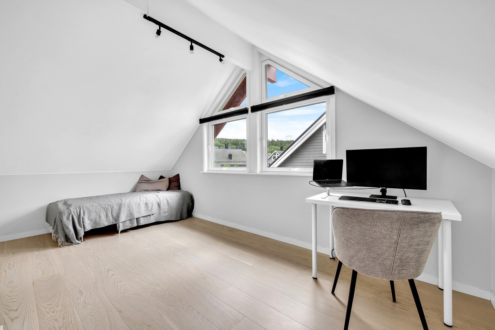 Øverst i huset har boligen et innredet rom, som i dag benyttes som soverom Galleribilde