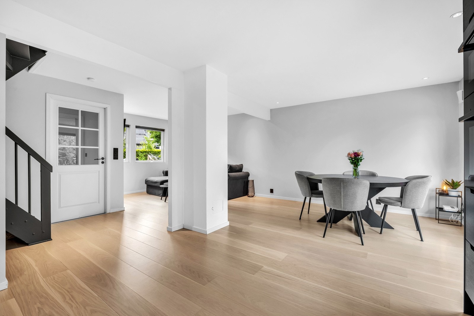 Sammen med kjøkkenet utgjør stuen et åpent og virkelig lekkert allrom for hele familien, med godt gjennomlys via vinduer på begge sider av rommet Galleribilde