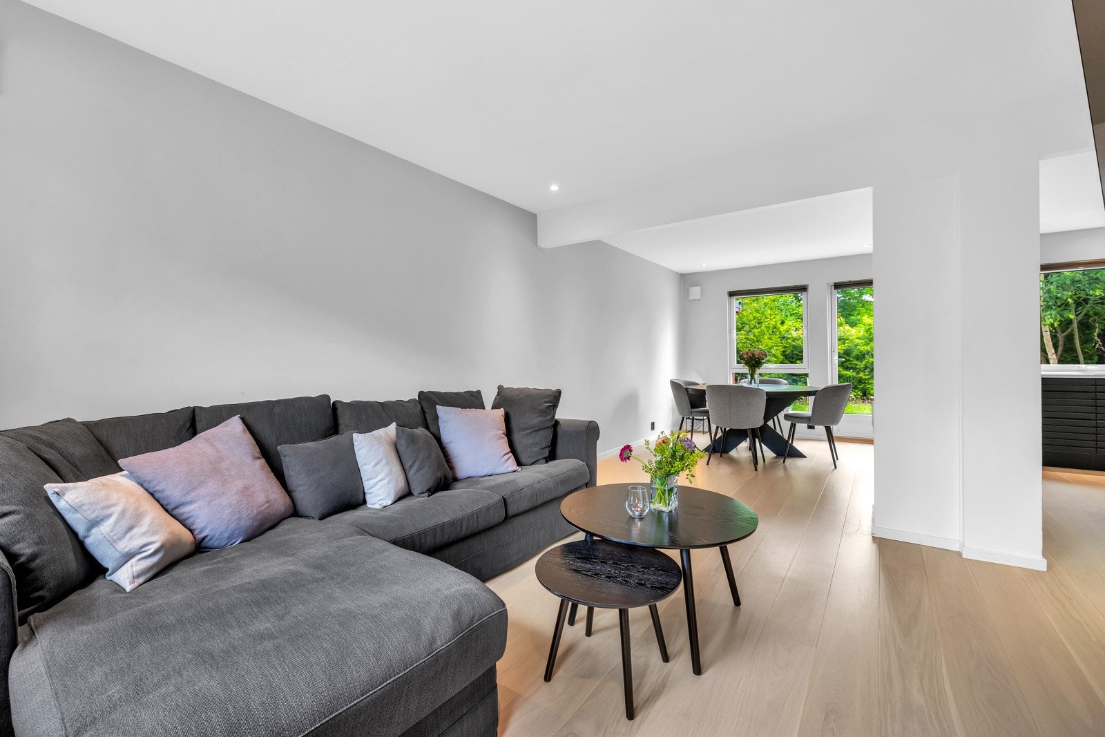 Velkommen til Munkebekken 32 - en særdeles stilfull halvpart av en vertikaldelt tomannsbolig over tre plan! Galleribilde