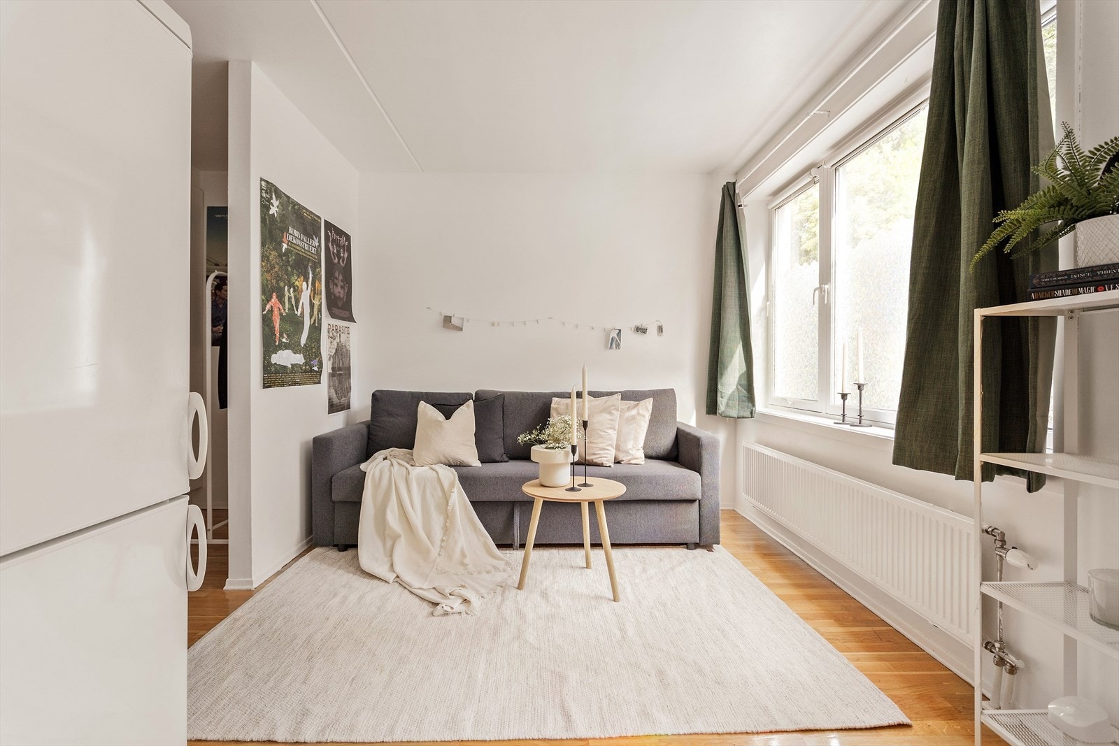 Hybeldelen har god plass til sofa/sengeløsning, tv-møbler og garderobeskap. Hybelen fremstår meget lys og trivelig! Galleribilde