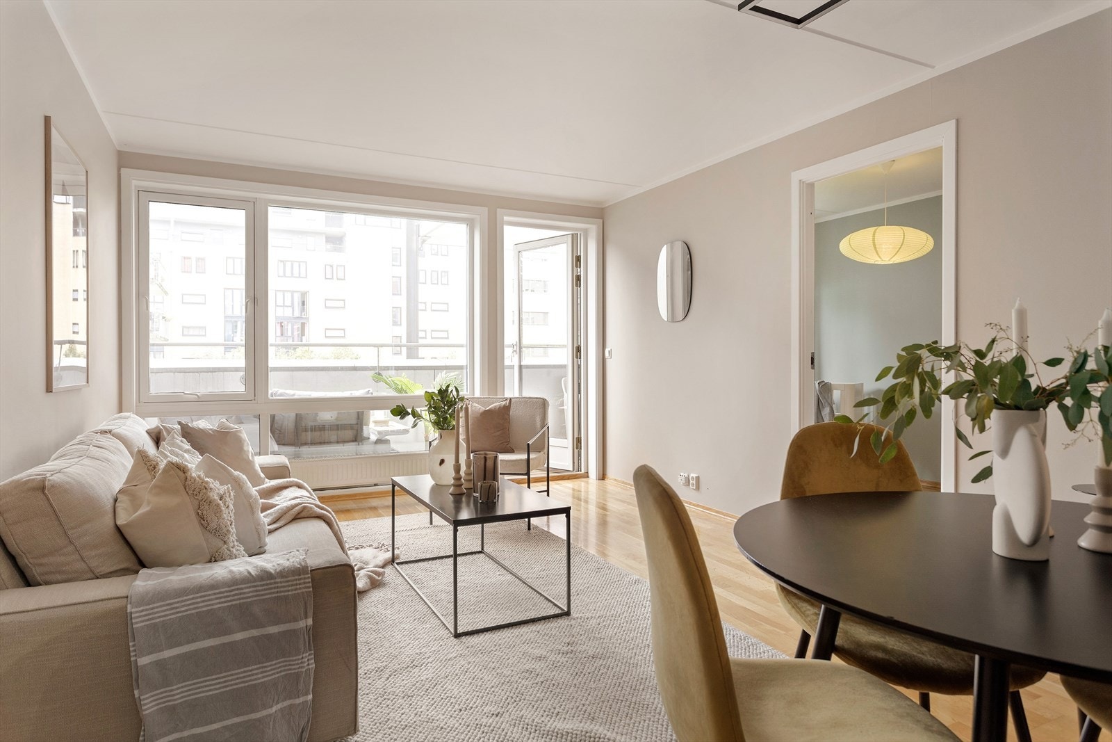 Lys stue med store vindusflater som gir en åpen og luftig atmosfære Galleribilde