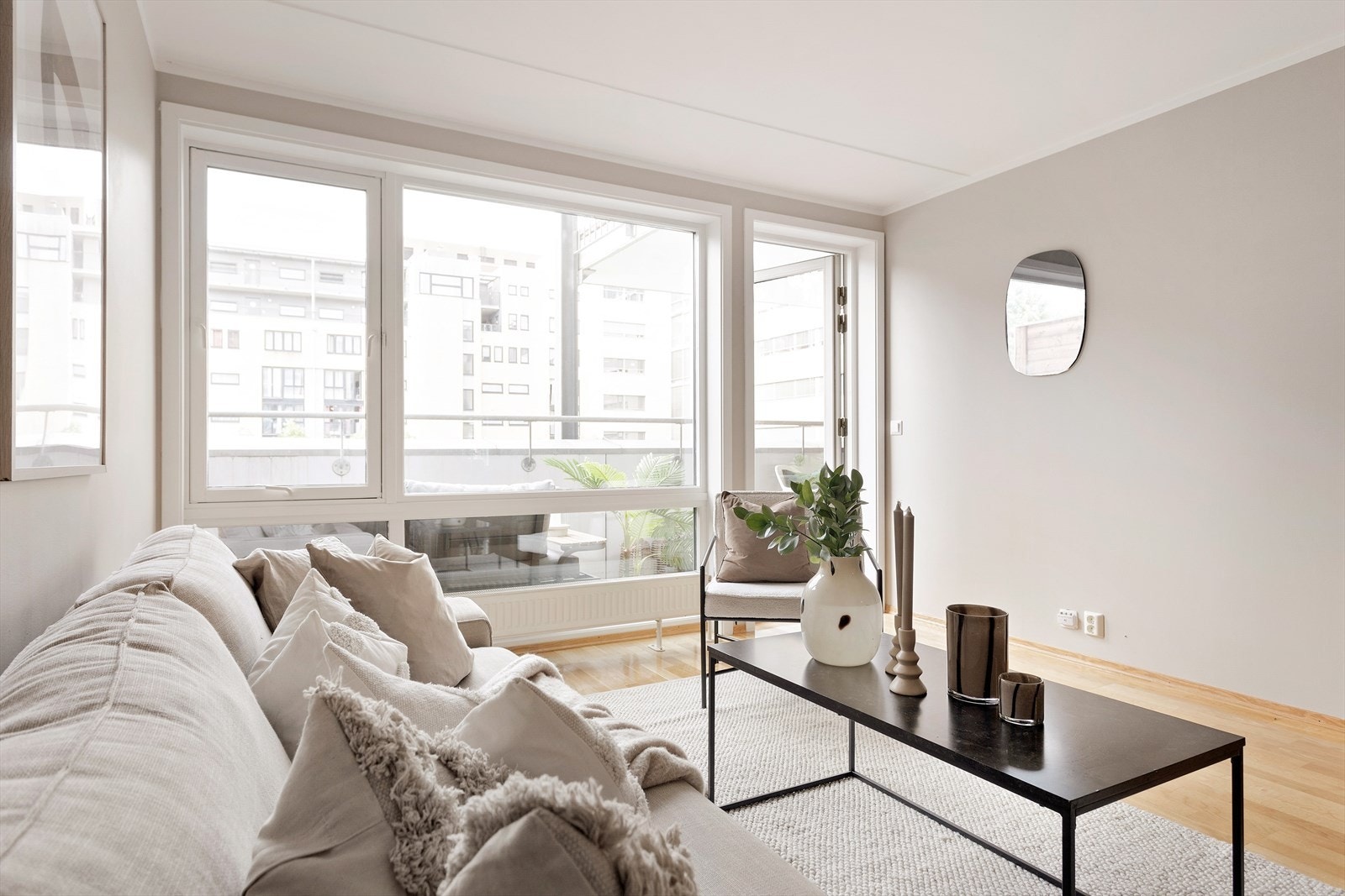 Fra stuen er det direkte utgang til den sør-vestvendte balkongen. Galleribilde