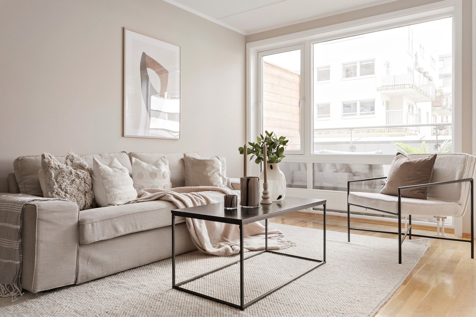 Stuen har god plass til sofa, tv-møbler, spisebord og annet møblement etter eget ønske. Galleribilde