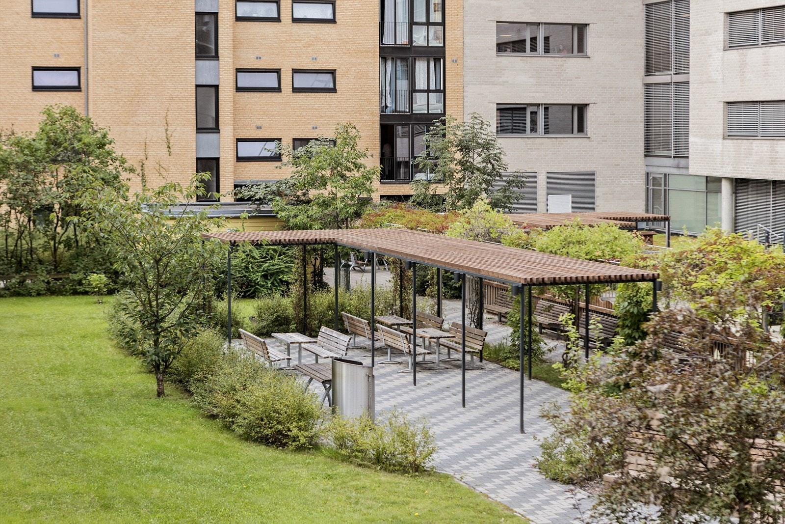 Bakgården består av flere hyggelige sittegrupper. Her kan du nyte fine sommerdager i rolige omgivelser. Galleribilde