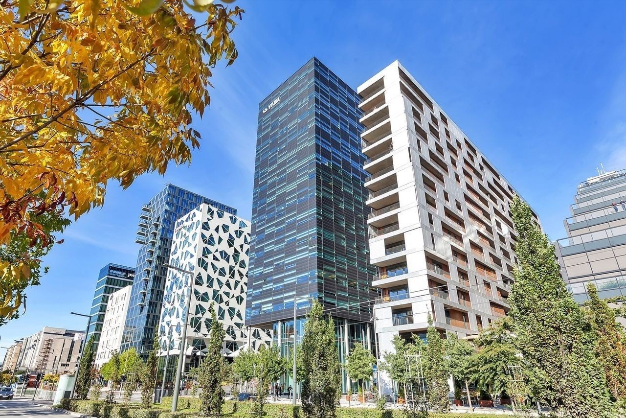 Det er gangavstand til Oslo sentrum og Bjørvika, hvor man finner utallige restauranter, matbutikker, vinmonopol, SATS, strand, møteplass mm. Galleribilde