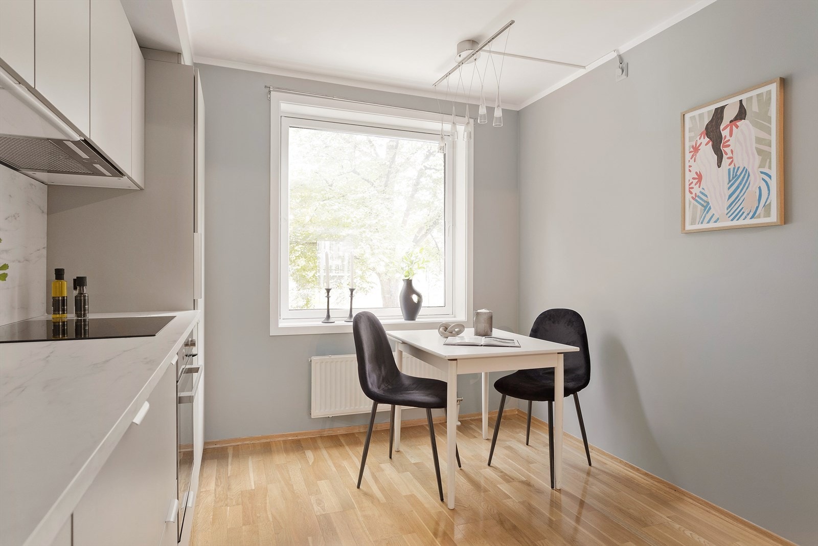 Det er god oppbevaringsplass i både skap og skuffer, samt plass til spisebord. Perfekt sted å nyte morgenkaffen! Galleribilde