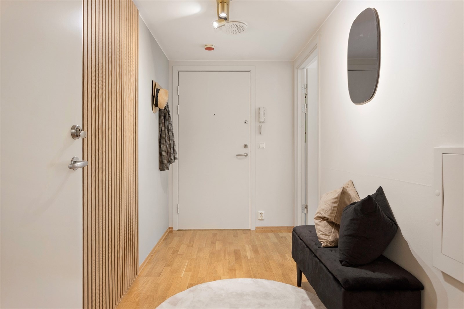 Lys og Innbydende felles entré mellom hoveddel og hybel med dørcalling anlegg Galleribilde