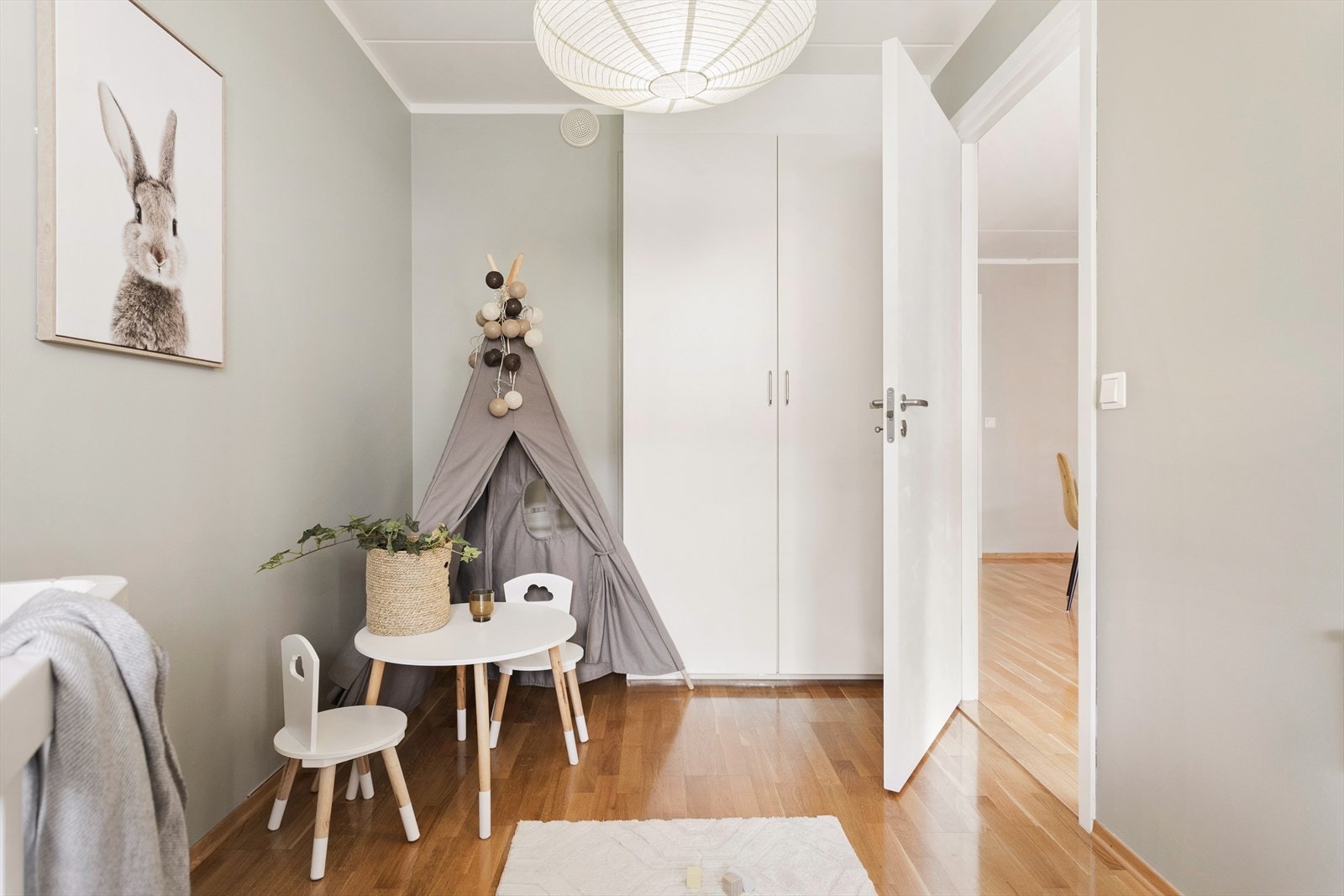 Her er det god plass til seng, nattbord og garderobeskap. Galleribilde