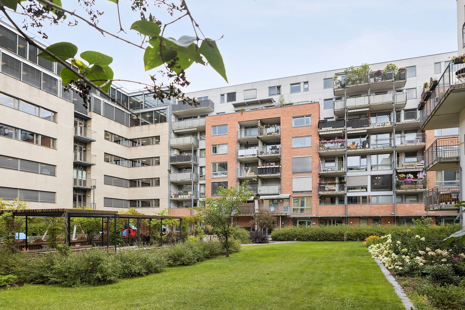 Bakgården består av herlig grøntområde, samt frodige busker og trær. Galleribilde