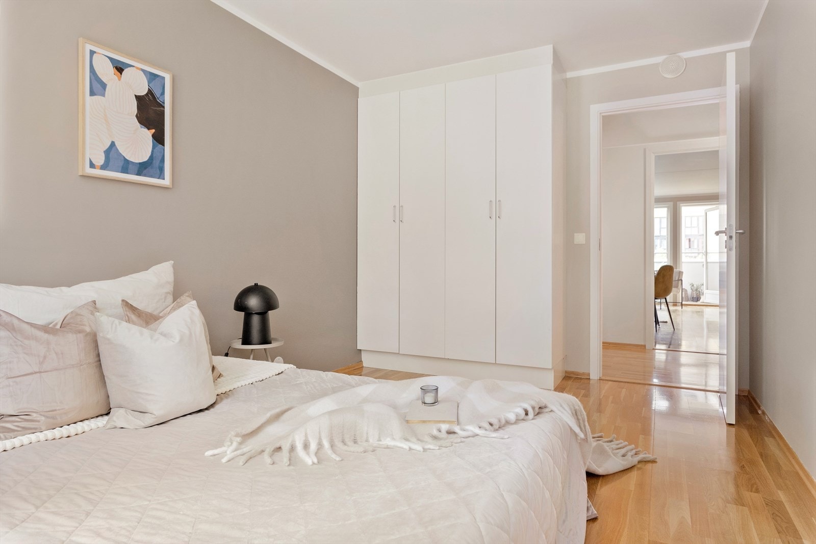 Soverommet har god plass til dobbeltseng, nattbord og garderobeskap Galleribilde