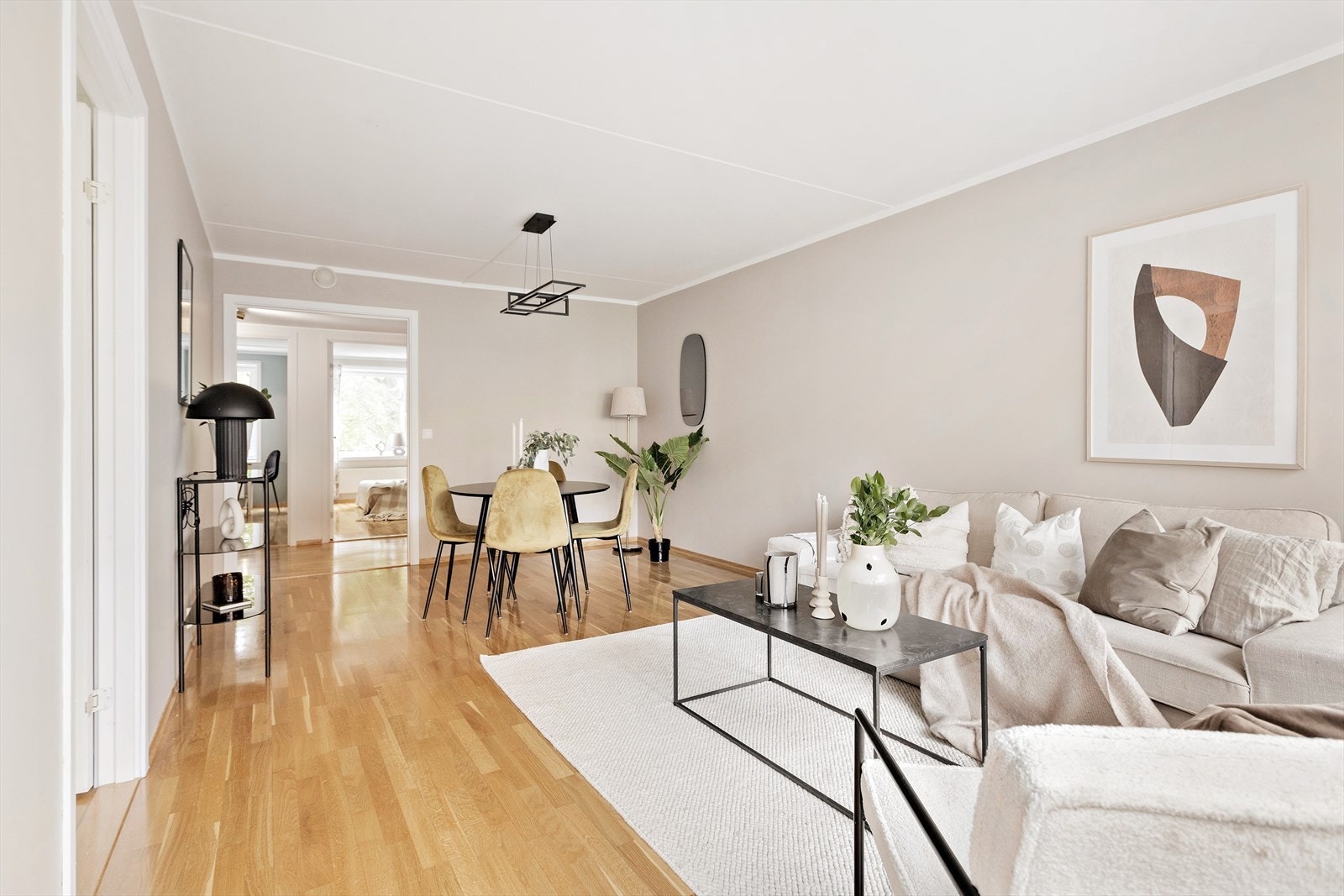 Boligen har gjennomgående delikate farge- og materialvalg med parkettgulv i alle rom. Galleribilde