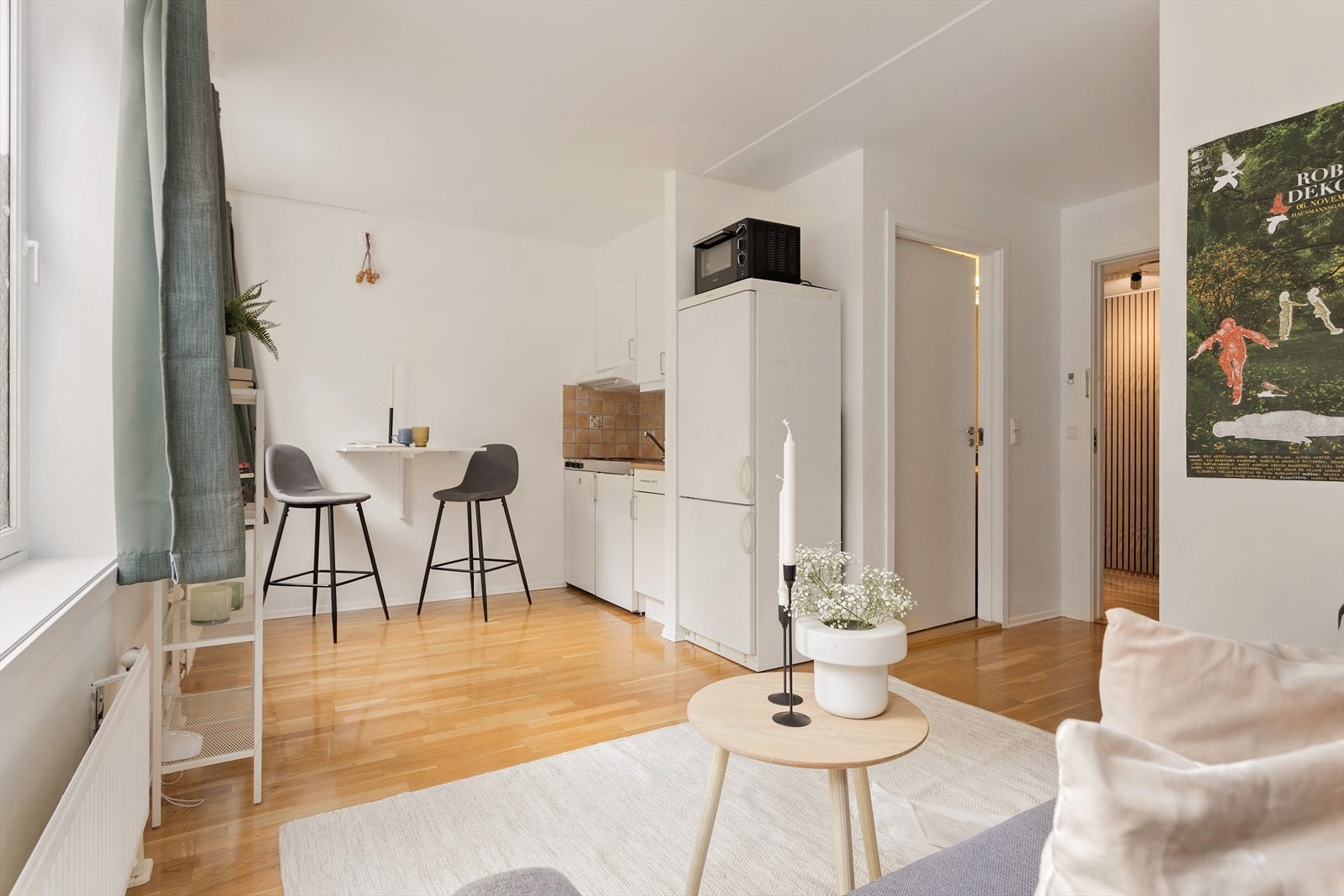 Praktisk hybelkjøkken med fliser på vegg, glatte laminerte fronter og laminert benkeplate. Galleribilde