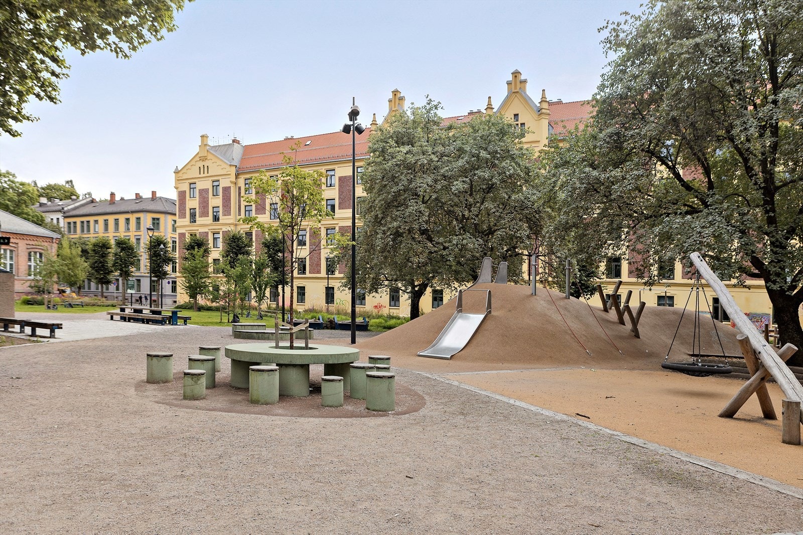 Nærområdet byr på flotte grøntområder og gøyale lekeplasser for hele familien Galleribilde