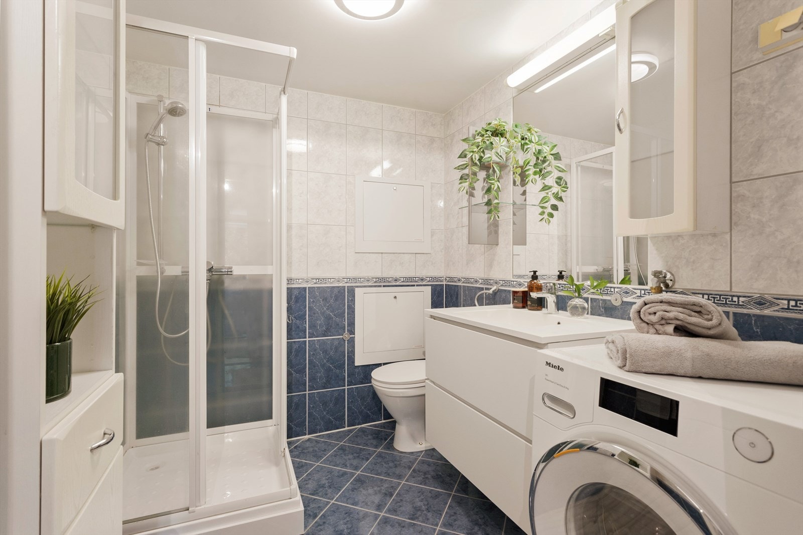 Flislagt bad med gulvvarme og ny innredning fra 2023 Galleribilde