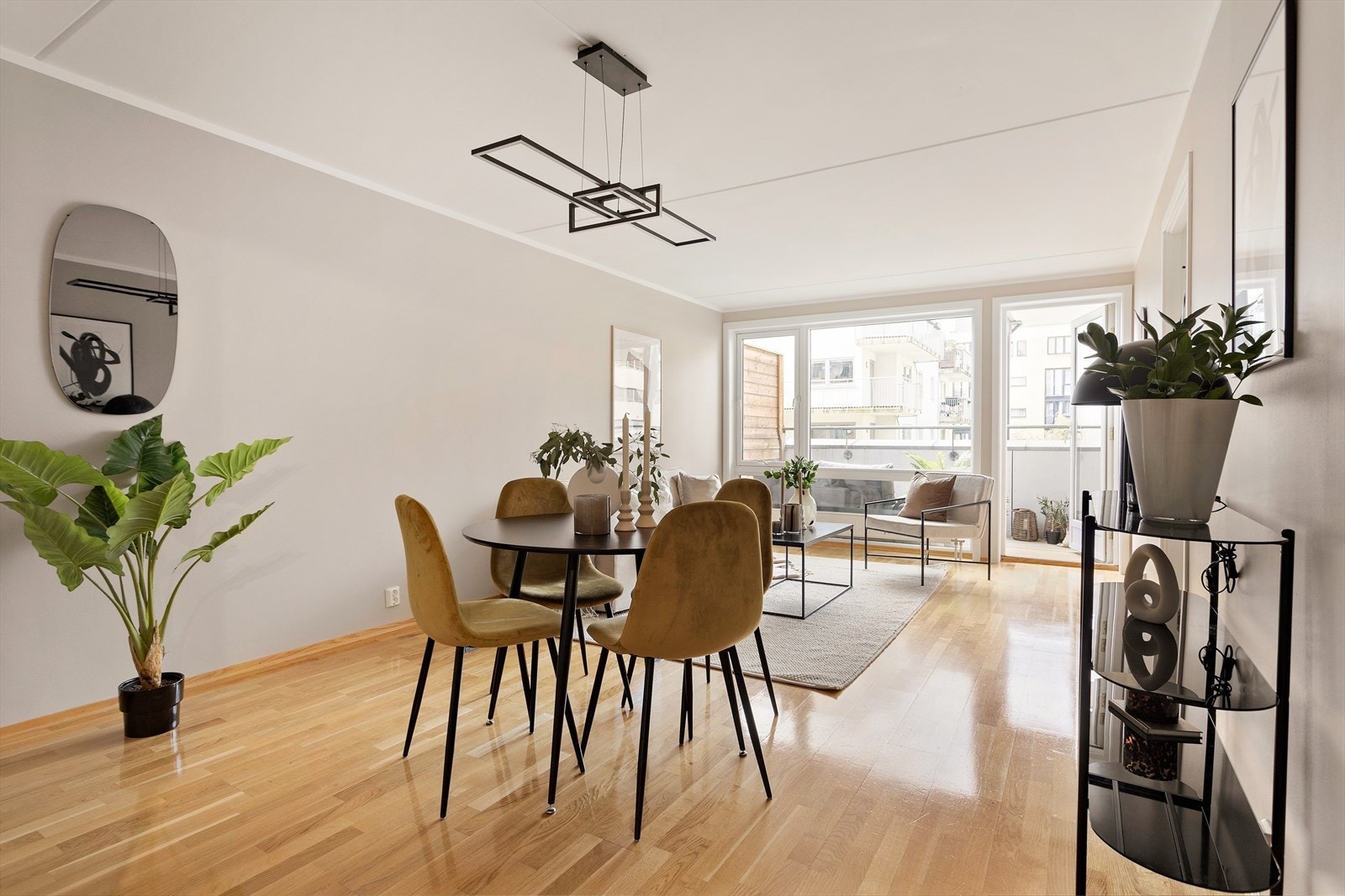 Her er det god plass til spisebord, hvor du kan samle hele familien til en hyggelig middag. Galleribilde