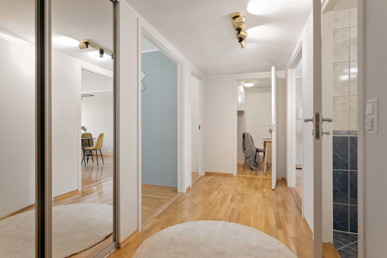 Romslig gang med god oppbevaringsplass i medfølgende skyvedørsgarderobe Galleribilde