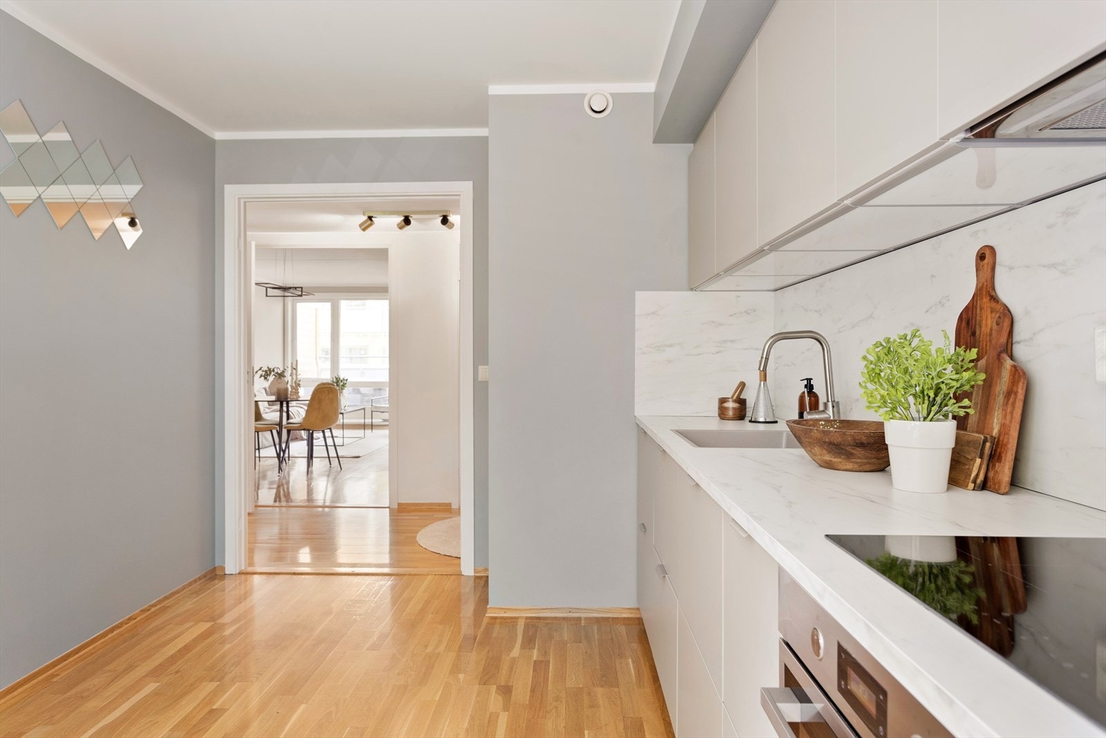 Det er integrert oppvaskmaskin, kjøl/fryseskap, platetopp og stekovn med mekanisk avtrekksvifte over stekesonen. Galleribilde