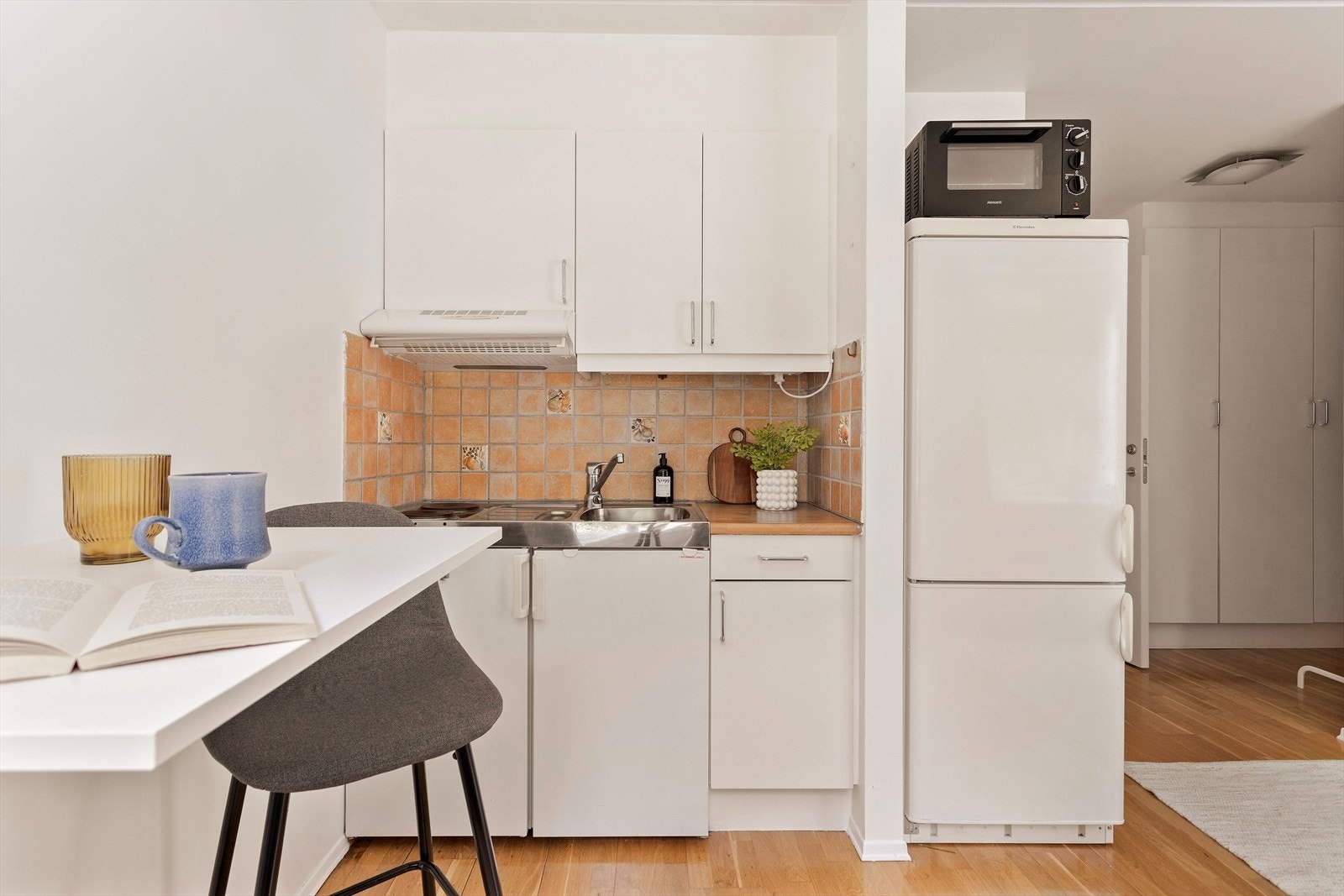 Hybelkjøkkenet består av platetopp med kullfiltervifte over stekesonen og oppvaskkum med ettgreps blandebatteri fra Gustavberg Galleribilde