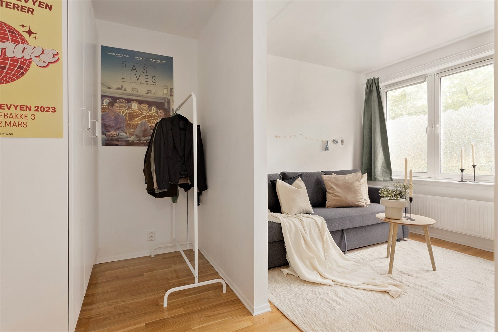 Ved inngangen til hybelen er det god oppbevaringsplass i medfølgende garderobeskap og plass til oppheng til jakker. Galleribilde