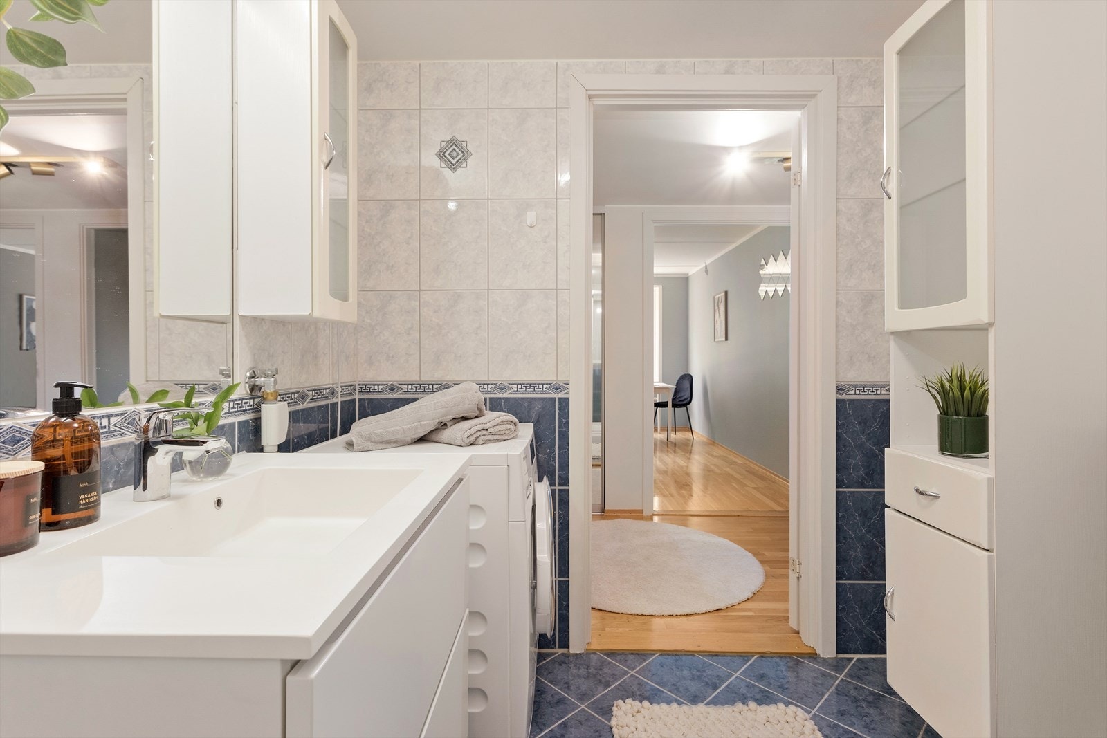 Innredningen består av servantskap med skuffeseksjon, dusjkabinett, toalett, opplegg for vaskemaskin og mekanisk avtrekk Galleribilde