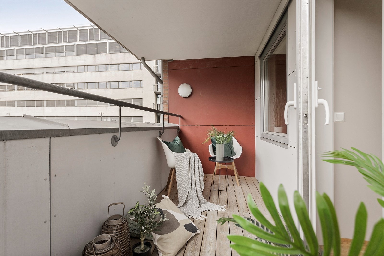 Herlig balkong på hele 9 kvm med god plass til utemøbler, grill og planter. Galleribilde