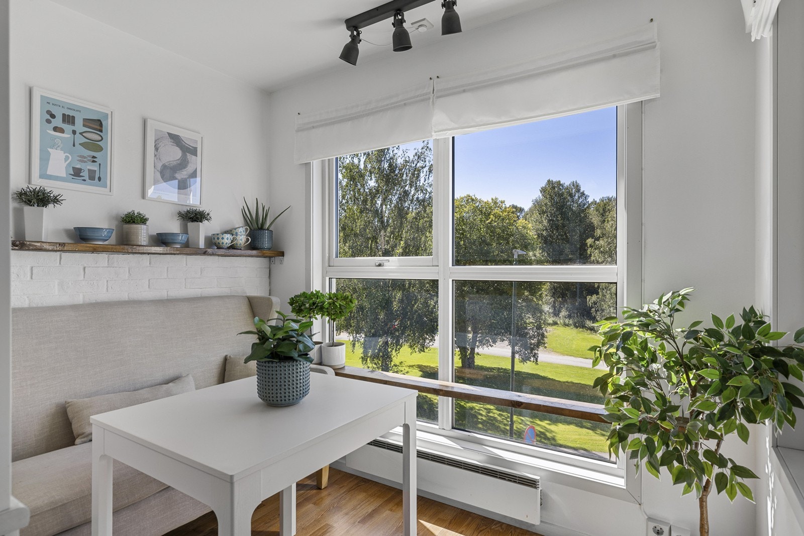 Kjøkkenet har gode vindusflater og det er plass til spisebord. Galleribilde
