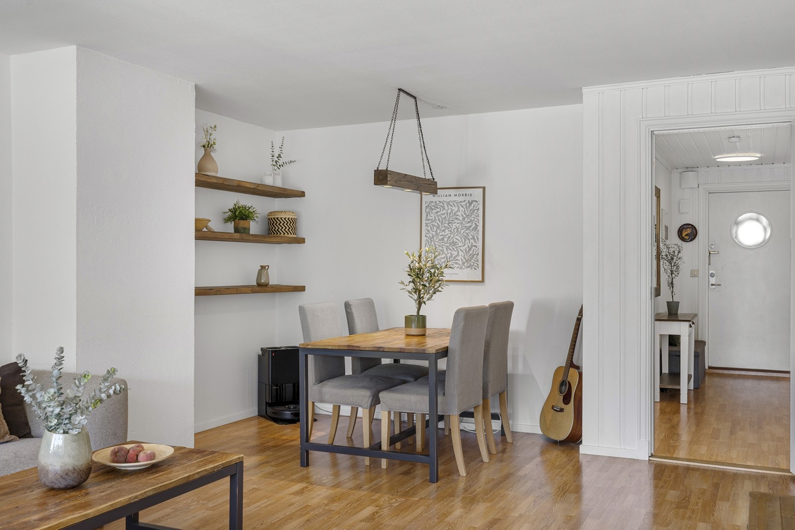 Det passer utmerket å innrede med spisebord i stuen, med muligheter for middagsgjester. Galleribilde