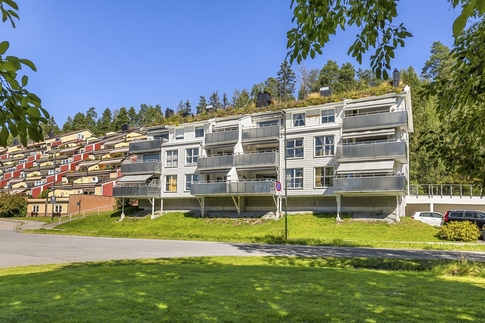 Leiligheten er beliggende i 2. etg i en smakfull lys lavblokk. Balkongene er pusset opp i moderne stil og det er gress på taket. Galleribilde