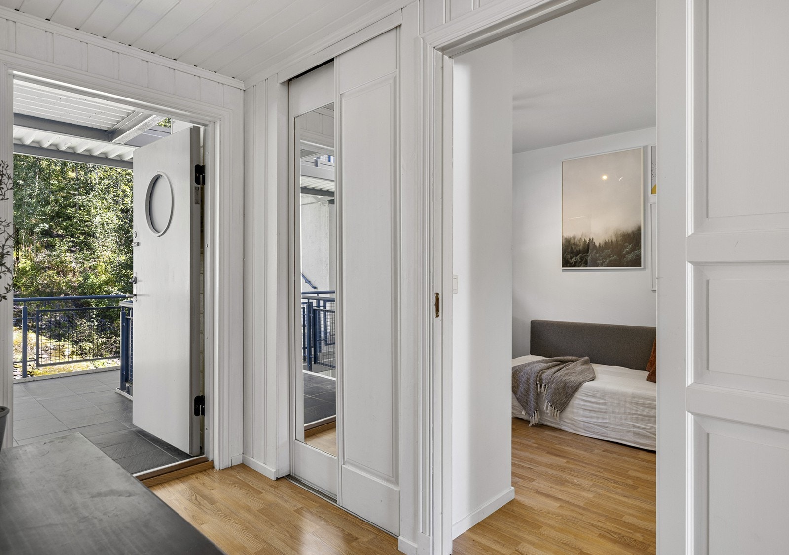 I entreen er det en integrert skyvedørsgarderobe med speil, hvor det er god plass til yttertøy og sko. Galleribilde