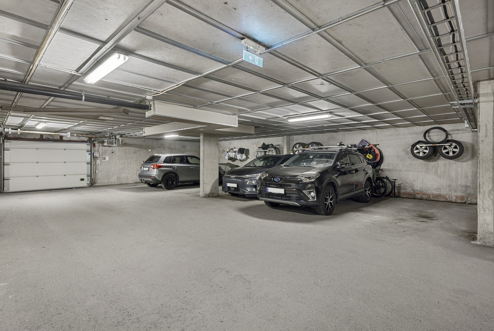 Det medfølger en parkeringsplass i garasjekjeller. Her er det klargjort for å kunne bestille EL-lader. Galleribilde