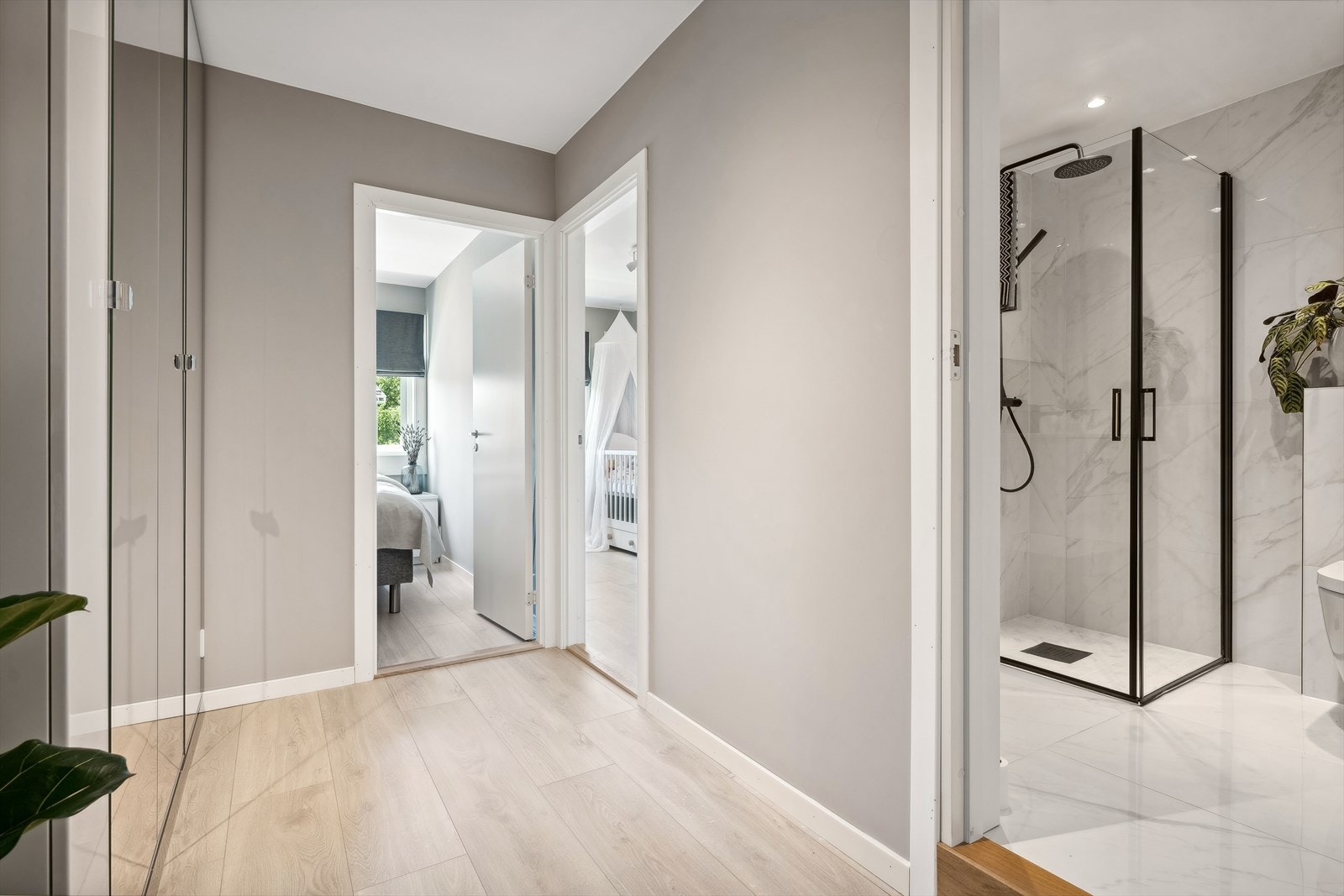 I allrommet i 4. etasje er det en generøs garderobe med mye lagringplass. Galleribilde