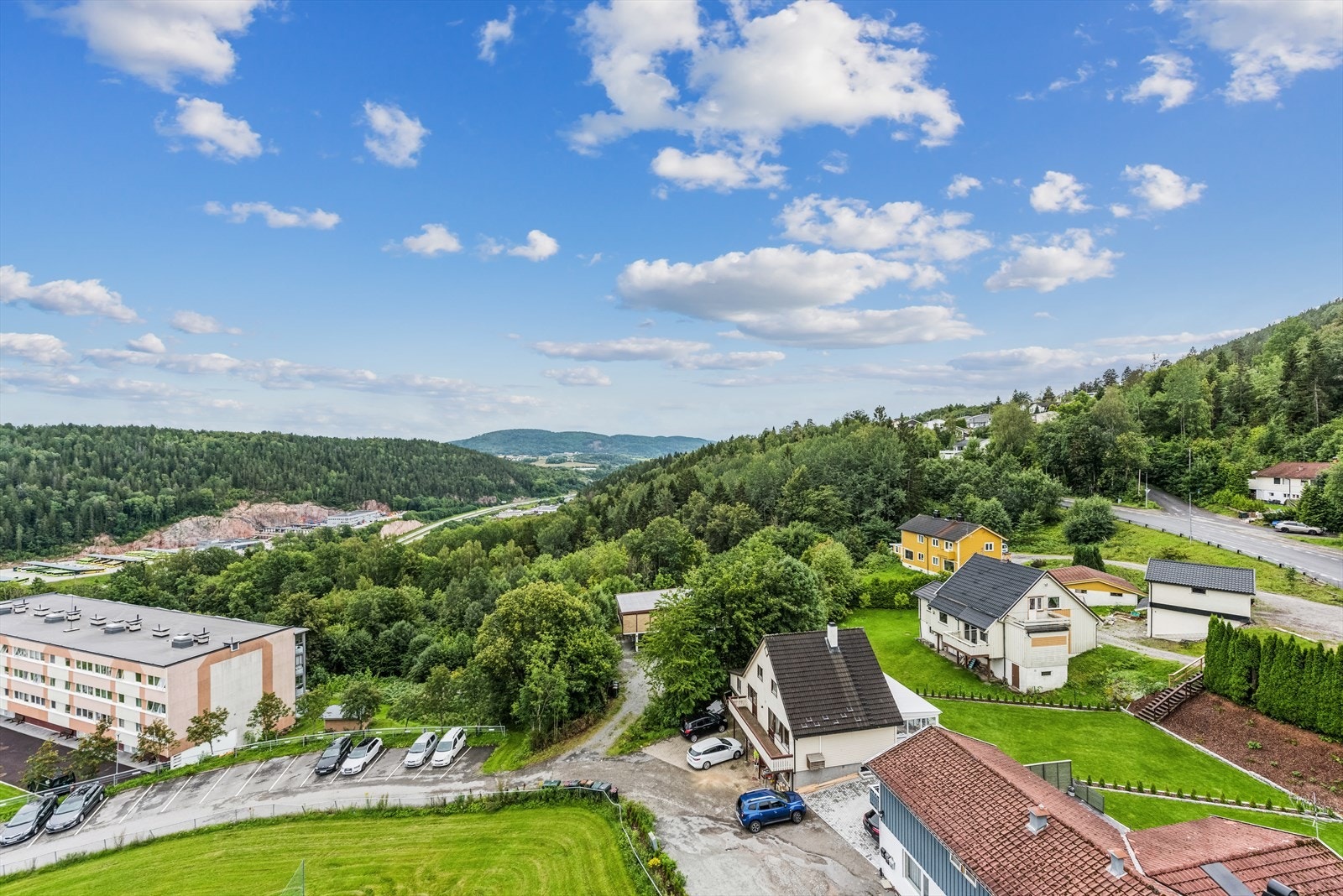 Fra balkongen har man utsyn mot et solrikt fellesområde opparbeidet med gressplen. Galleribilde