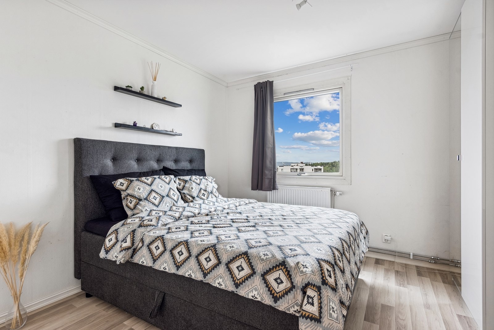 Leiligheten har to soverom. Begge med romslig plass til seng og annen innredning. Galleribilde