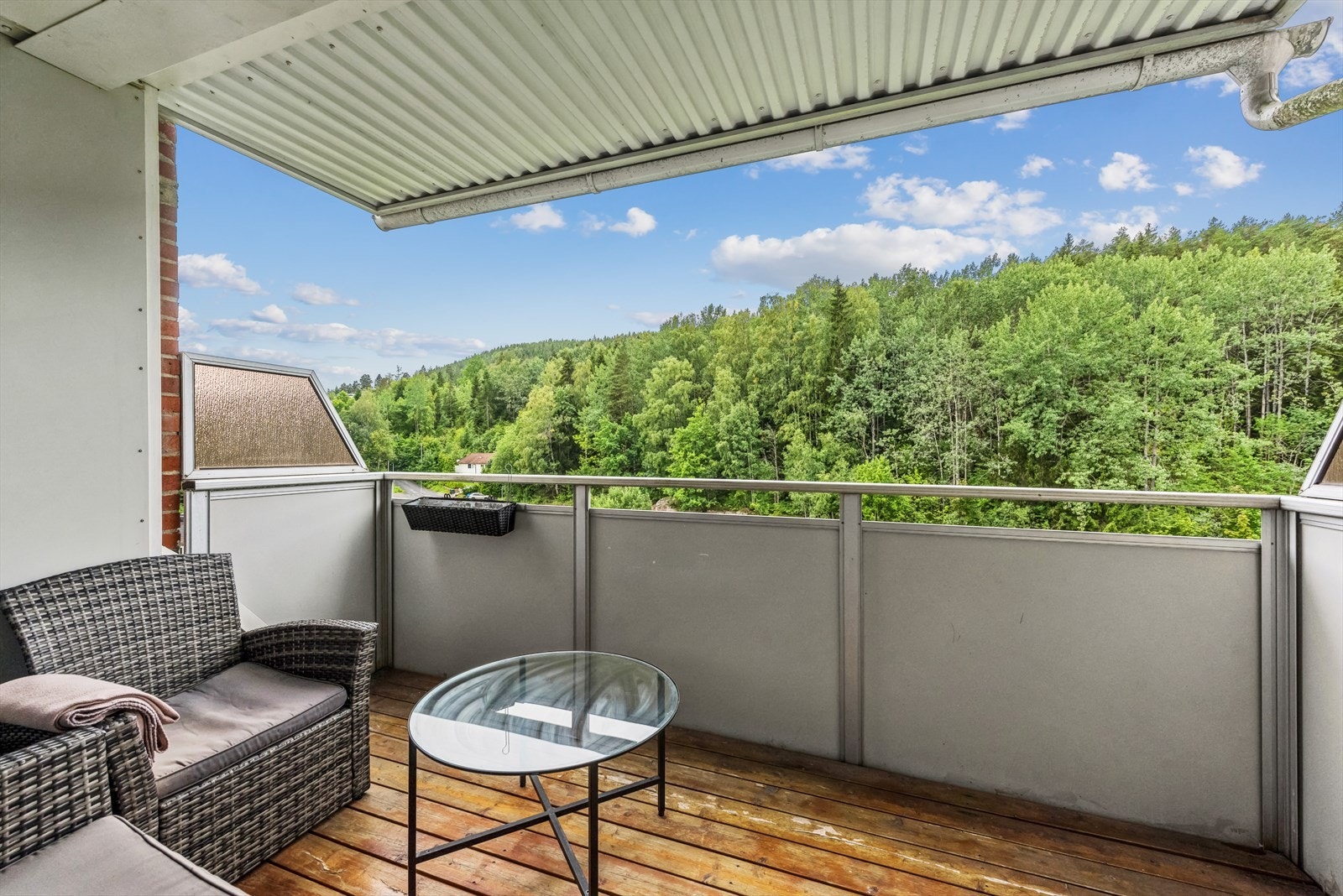 Leiligheten har en romslig overbygget balkong med gode solforhold i sommerhalvåret. Galleribilde