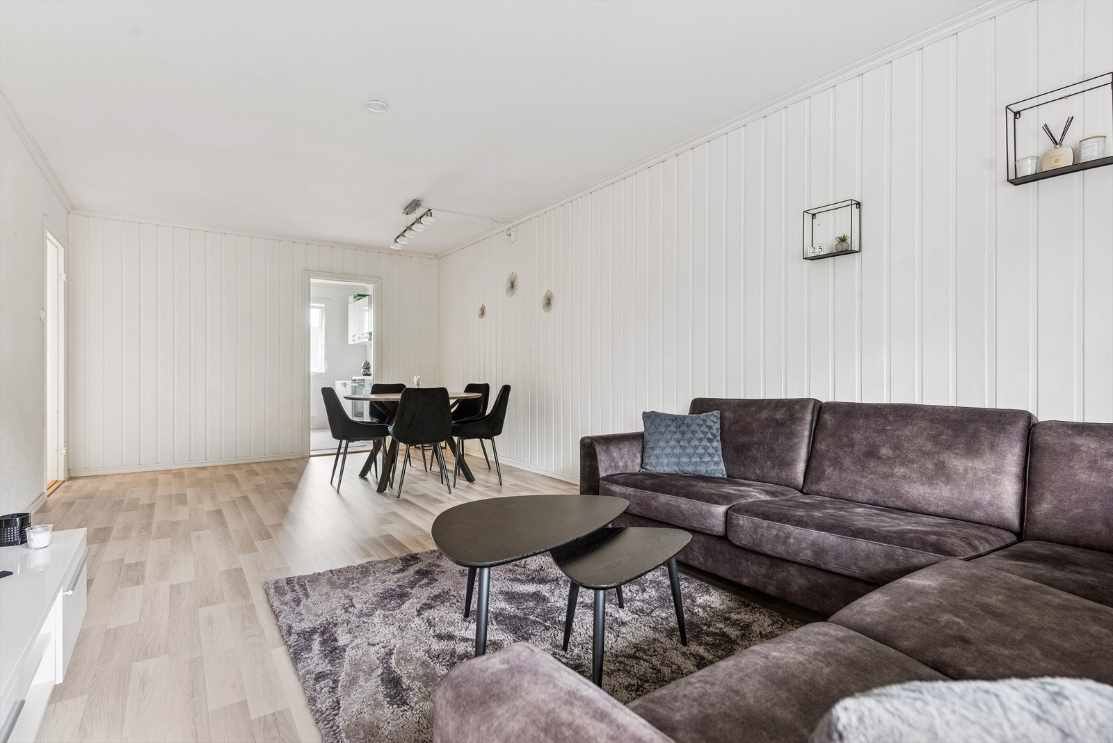 Det er utgang til overbygget balkong med utsikt. Galleribilde